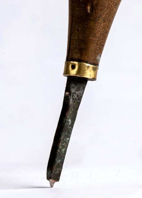 iron tool containing a diamond tip
